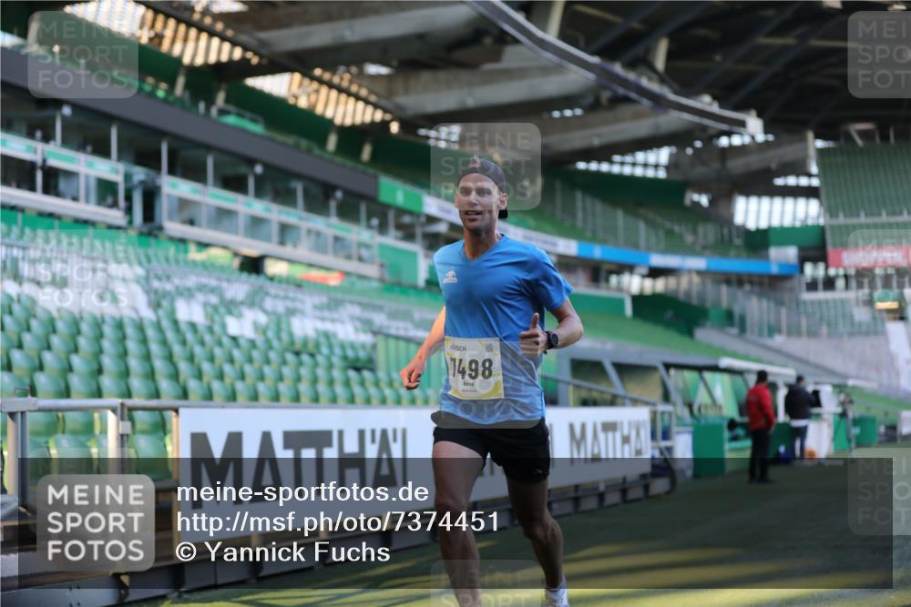 06.10.2024 - 19. swb-Marathon Bremen Yannick Fuchs http://msf.ph/oto/7374451 06.10.2024 10:16:20 Laufen im Stadion 7498 meine-sportfotos.de