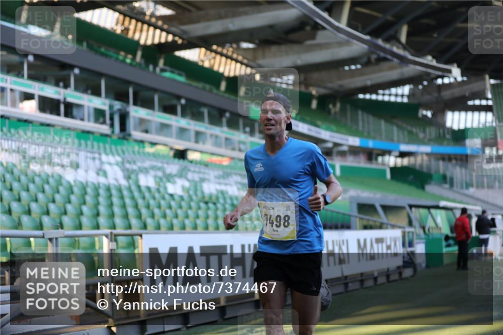 06.10.2024 - 19. swb-Marathon Bremen Yannick Fuchs http://msf.ph/oto/7374467 06.10.2024 10:16:20 Laufen im Stadion 7498 meine-sportfotos.de