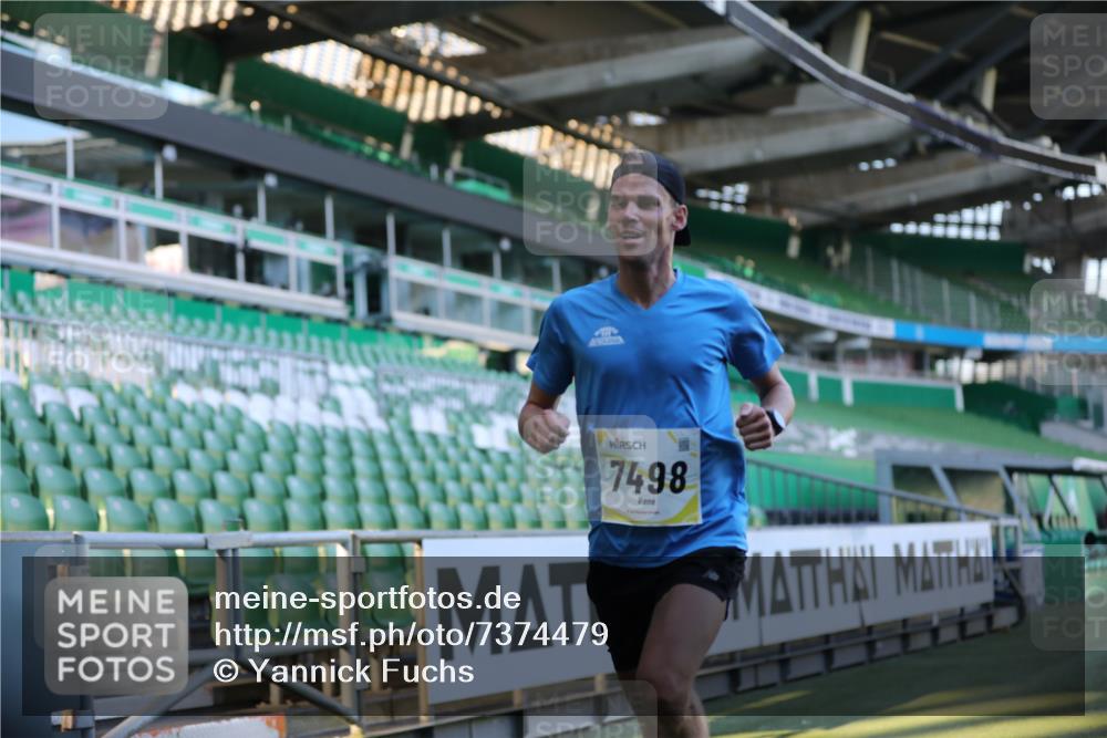 06.10.2024 - 19. swb-Marathon Bremen Yannick Fuchs http://msf.ph/oto/7374479 06.10.2024 10:16:20 Laufen im Stadion 7498 meine-sportfotos.de