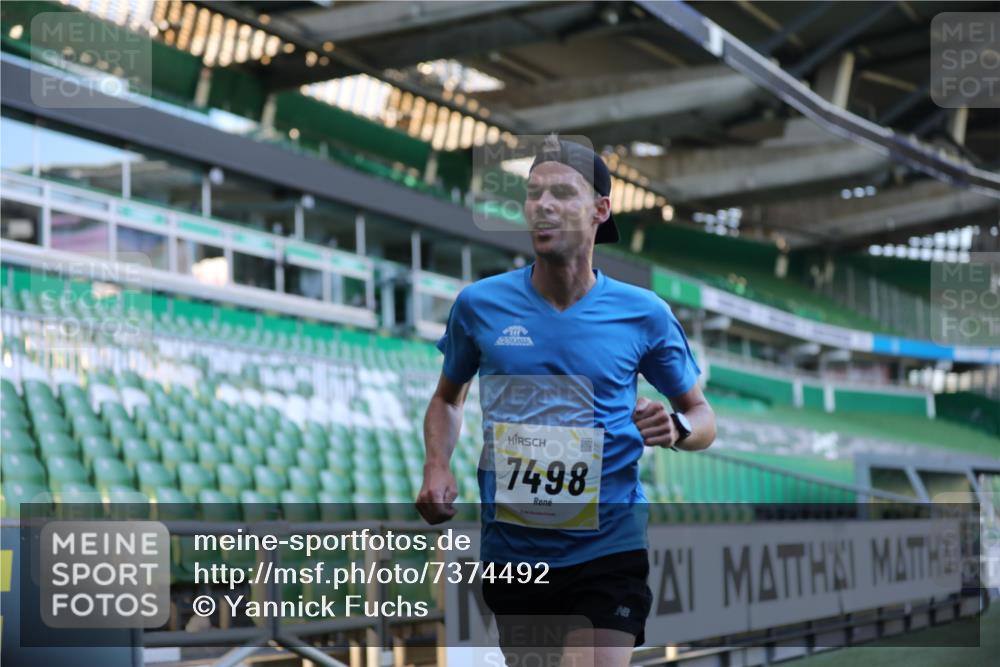 06.10.2024 - 19. swb-Marathon Bremen Yannick Fuchs http://msf.ph/oto/7374492 06.10.2024 10:16:20 Laufen im Stadion 7498 meine-sportfotos.de