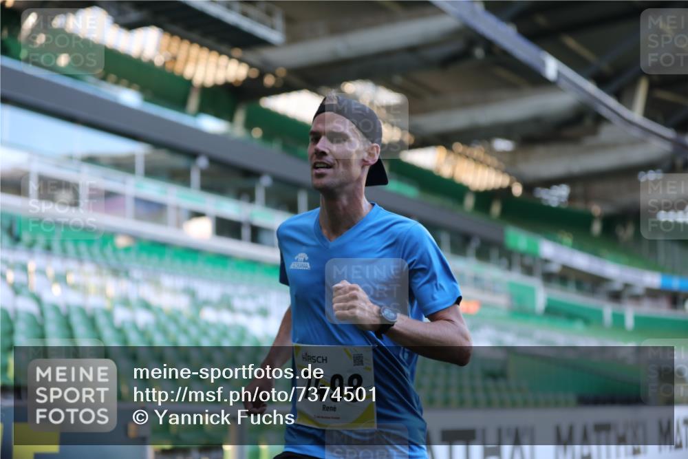 06.10.2024 - 19. swb-Marathon Bremen Yannick Fuchs http://msf.ph/oto/7374501 06.10.2024 10:16:20 Laufen im Stadion 7498 meine-sportfotos.de