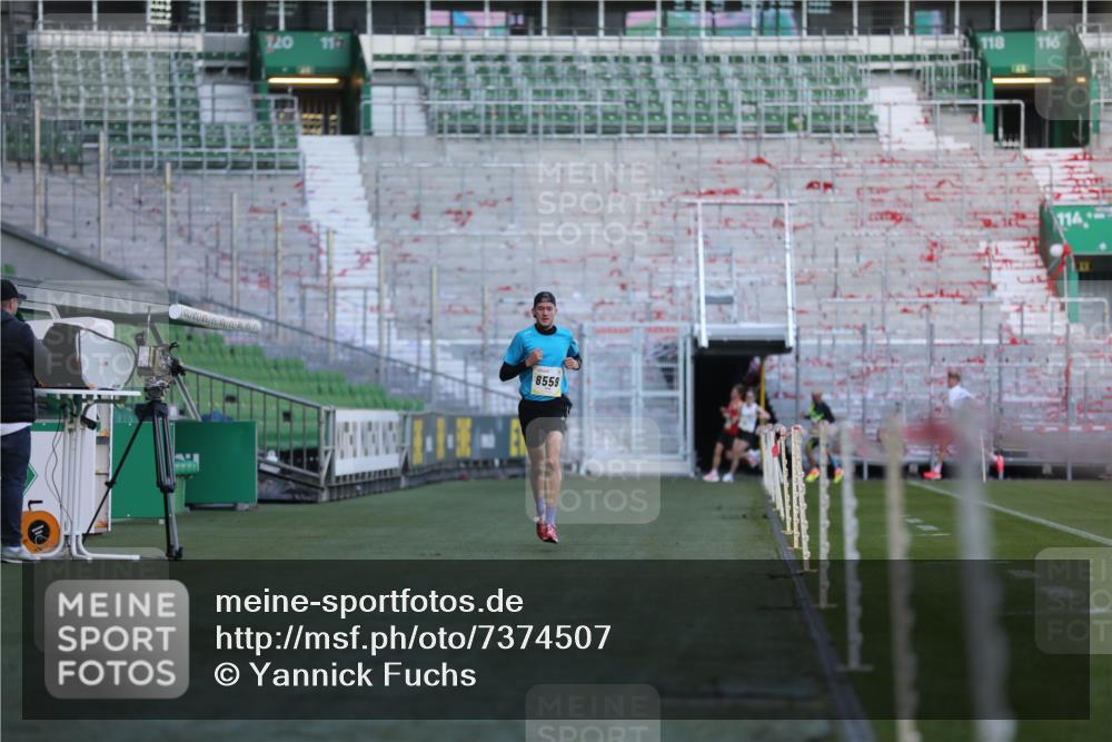 06.10.2024 - 19. swb-Marathon Bremen Yannick Fuchs http://msf.ph/oto/7374507 06.10.2024 10:16:23 Laufen im Stadion 7498 meine-sportfotos.de