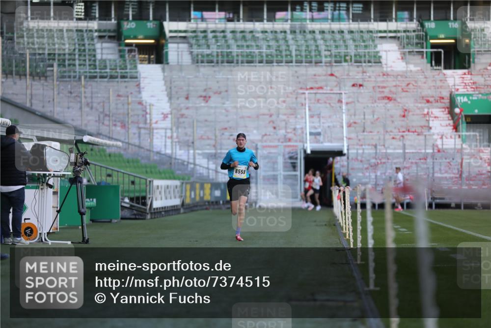 06.10.2024 - 19. swb-Marathon Bremen Yannick Fuchs http://msf.ph/oto/7374515 06.10.2024 10:16:23 Laufen im Stadion 7498 meine-sportfotos.de