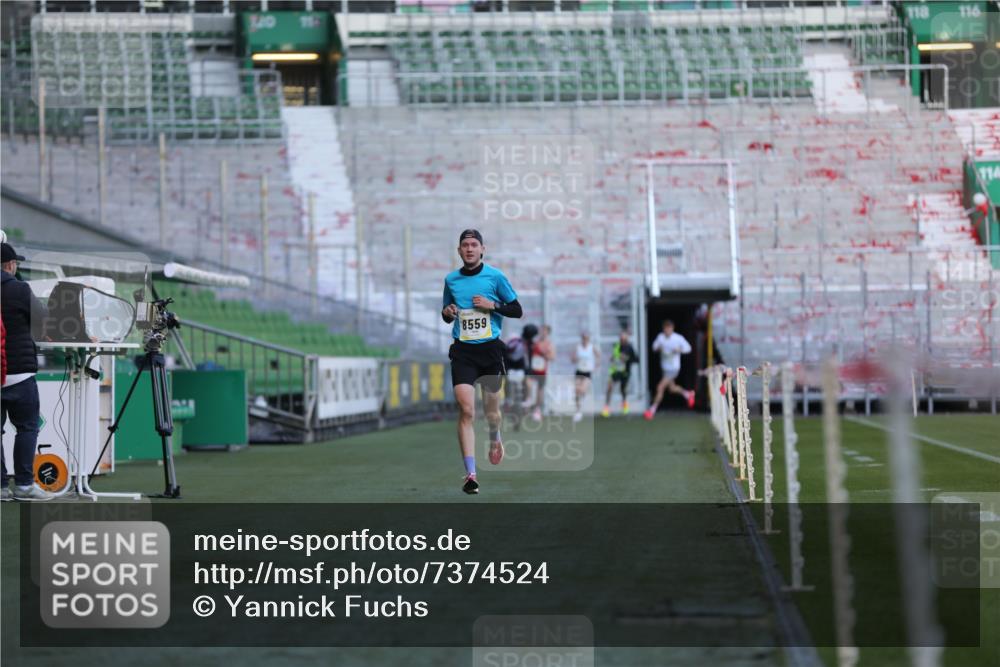 06.10.2024 - 19. swb-Marathon Bremen Yannick Fuchs http://msf.ph/oto/7374524 06.10.2024 10:16:24 Laufen im Stadion 7498 meine-sportfotos.de