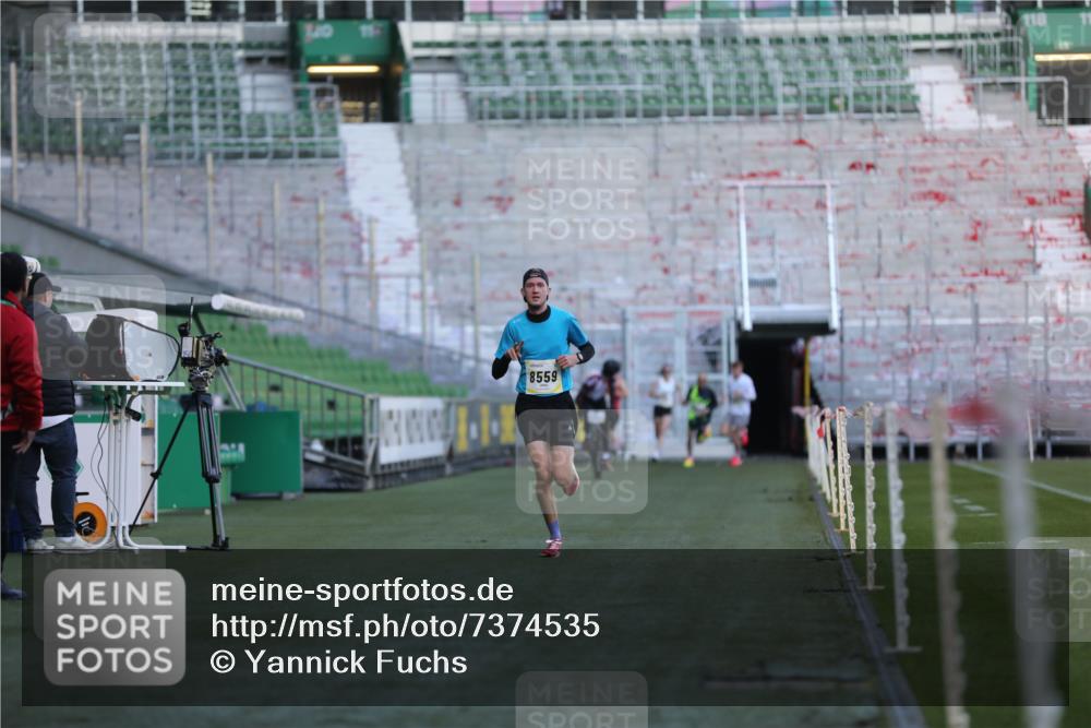 06.10.2024 - 19. swb-Marathon Bremen Yannick Fuchs http://msf.ph/oto/7374535 06.10.2024 10:16:25 Laufen im Stadion 7498, 8559 meine-sportfotos.de