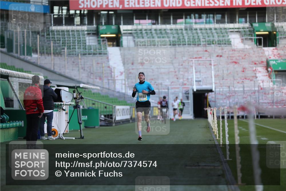 06.10.2024 - 19. swb-Marathon Bremen Yannick Fuchs http://msf.ph/oto/7374574 06.10.2024 10:16:25 Laufen im Stadion 7498, 8559 meine-sportfotos.de
