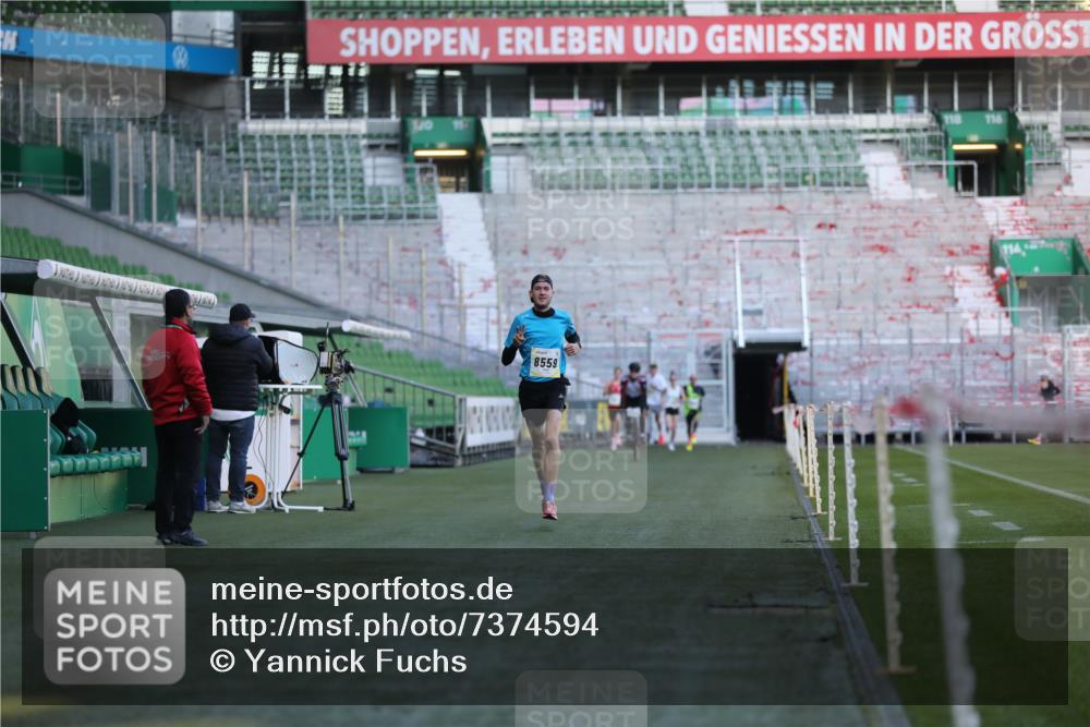 06.10.2024 - 19. swb-Marathon Bremen Yannick Fuchs http://msf.ph/oto/7374594 06.10.2024 10:16:25 Laufen im Stadion 7498, 8559 meine-sportfotos.de