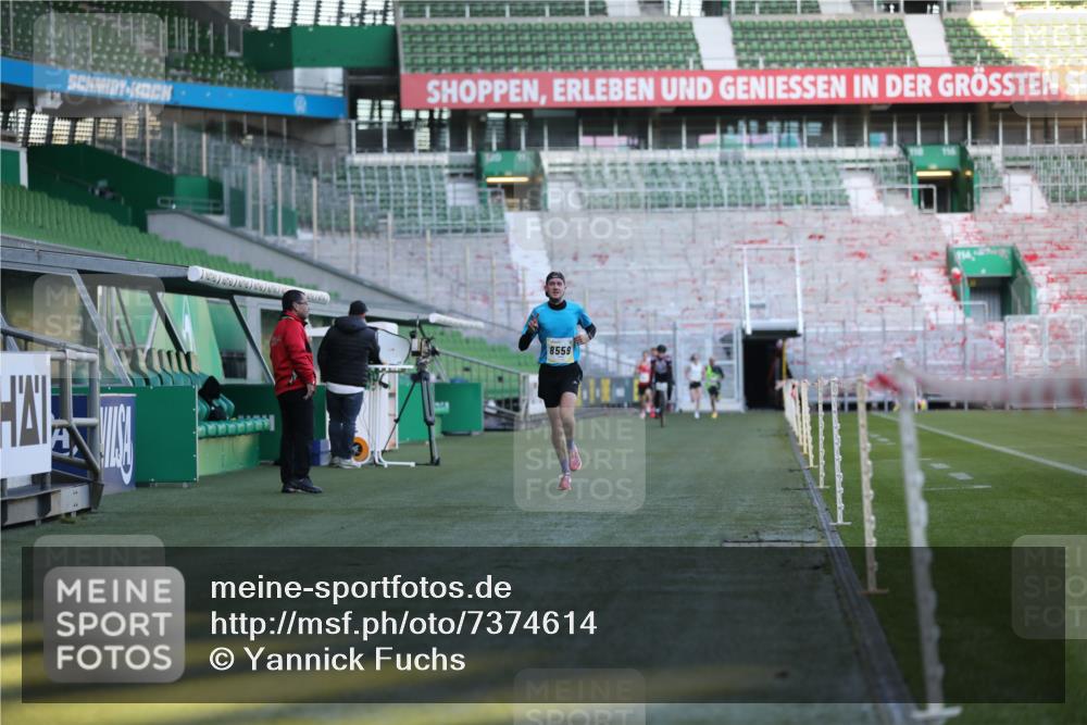 06.10.2024 - 19. swb-Marathon Bremen Yannick Fuchs http://msf.ph/oto/7374614 06.10.2024 10:16:26 Laufen im Stadion 7498, 8559 meine-sportfotos.de