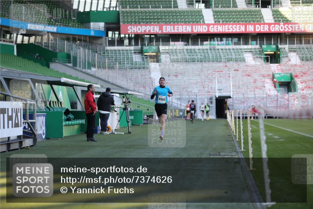 06.10.2024 - 19. swb-Marathon Bremen Yannick Fuchs http://msf.ph/oto/7374626 06.10.2024 10:16:26 Laufen im Stadion 7498, 8559 meine-sportfotos.de