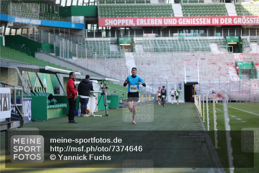 06.10.2024 - 19. swb-Marathon Bremen Yannick Fuchs http://msf.ph/oto/7374646 06.10.2024 10:16:26 Laufen im Stadion 7498, 8559 meine-sportfotos.de