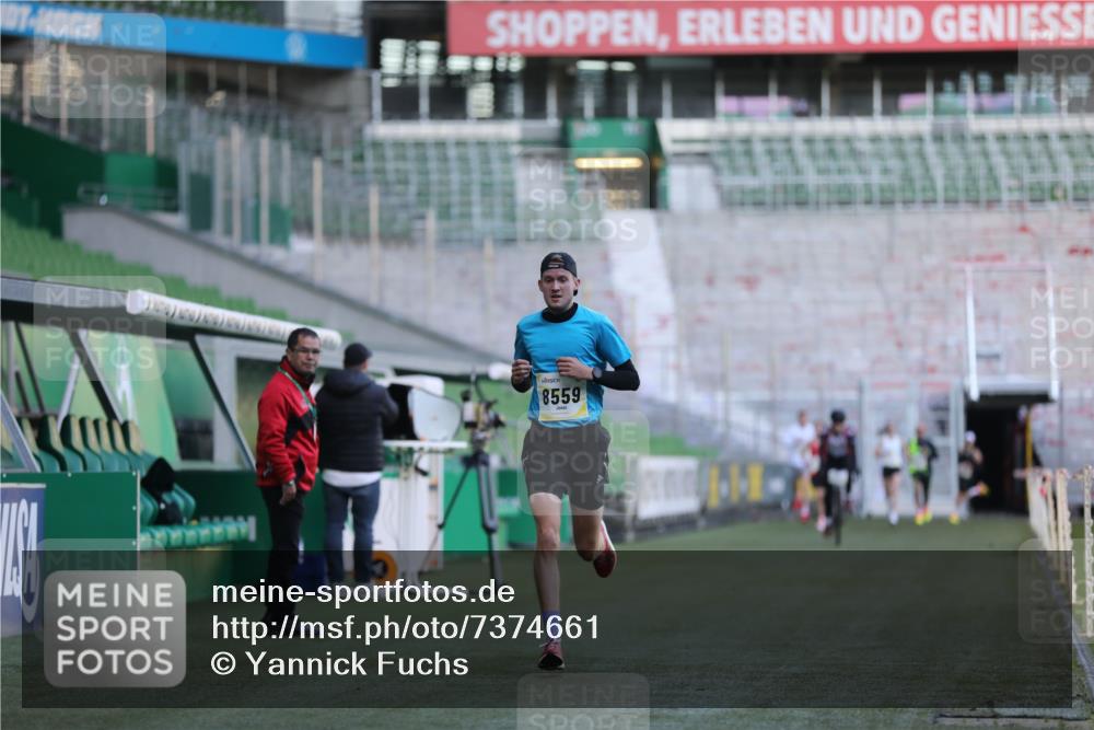 06.10.2024 - 19. swb-Marathon Bremen Yannick Fuchs http://msf.ph/oto/7374661 06.10.2024 10:16:27 Laufen im Stadion 7498, 8559 meine-sportfotos.de