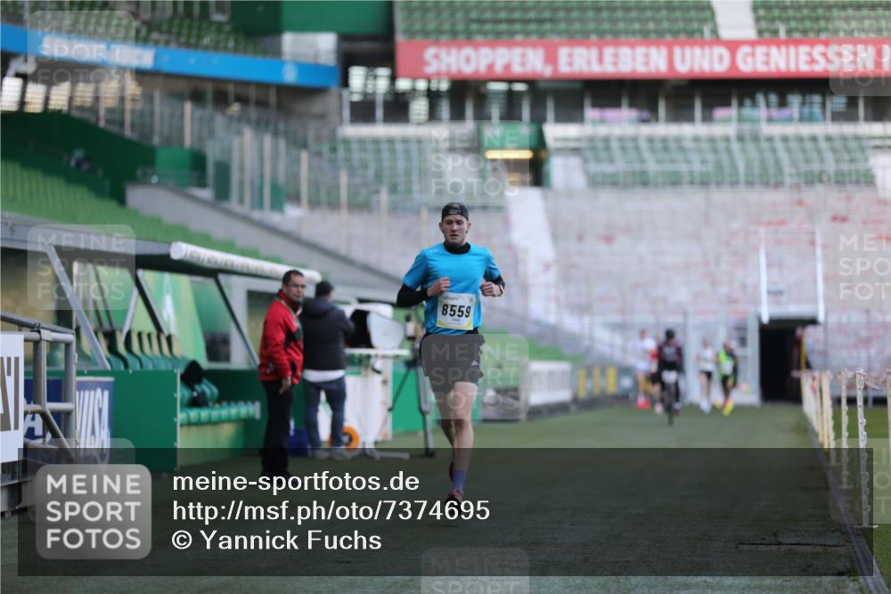 06.10.2024 - 19. swb-Marathon Bremen Yannick Fuchs http://msf.ph/oto/7374695 06.10.2024 10:16:27 Laufen im Stadion 7498, 8559 meine-sportfotos.de