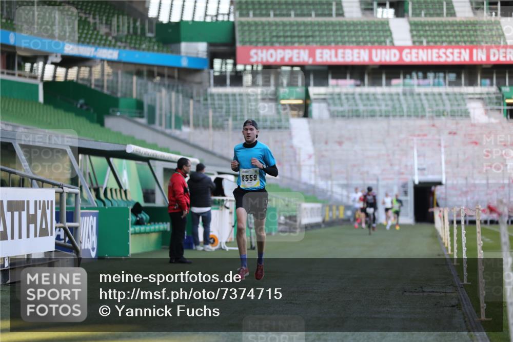 06.10.2024 - 19. swb-Marathon Bremen Yannick Fuchs http://msf.ph/oto/7374715 06.10.2024 10:16:28 Laufen im Stadion 7498, 8559 meine-sportfotos.de