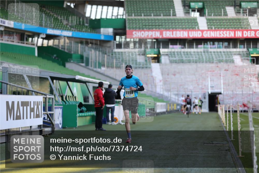 06.10.2024 - 19. swb-Marathon Bremen Yannick Fuchs http://msf.ph/oto/7374724 06.10.2024 10:16:28 Laufen im Stadion 7498, 8559 meine-sportfotos.de