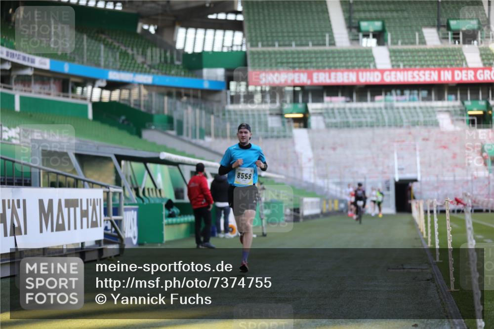 06.10.2024 - 19. swb-Marathon Bremen Yannick Fuchs http://msf.ph/oto/7374755 06.10.2024 10:16:28 Laufen im Stadion 7498, 8559 meine-sportfotos.de
