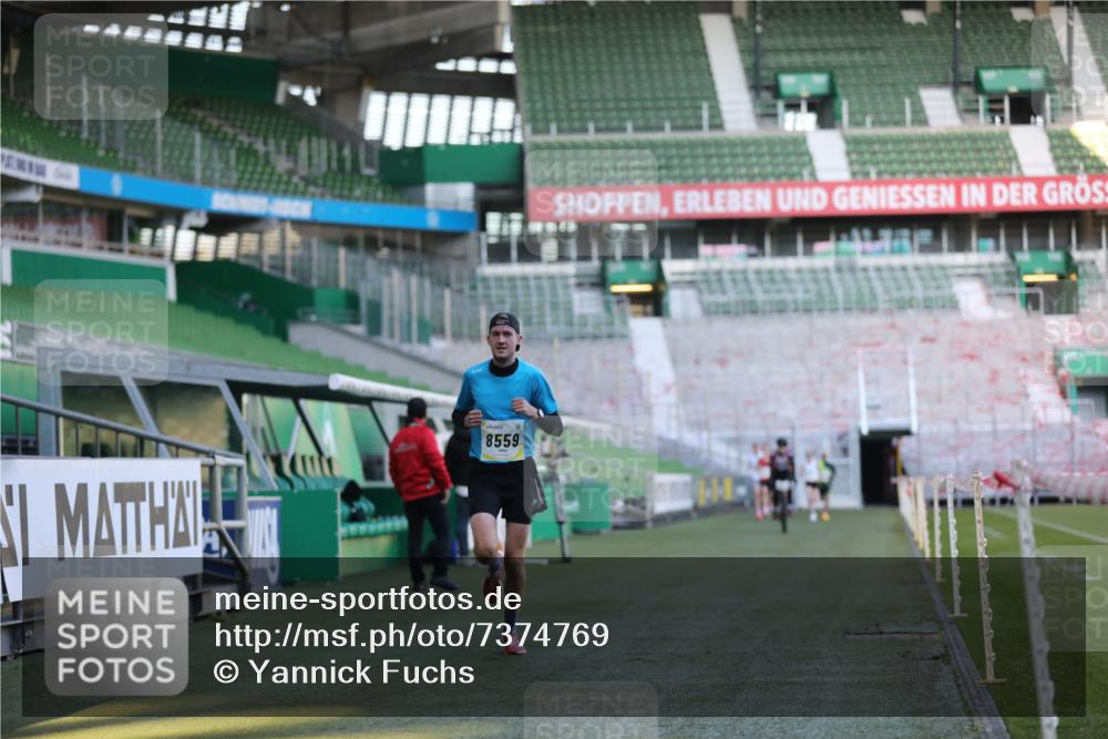 06.10.2024 - 19. swb-Marathon Bremen Yannick Fuchs http://msf.ph/oto/7374769 06.10.2024 10:16:28 Laufen im Stadion 7498, 8559 meine-sportfotos.de