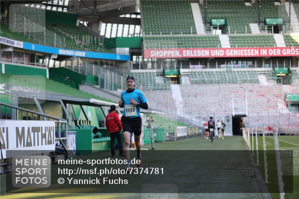 06.10.2024 - 19. swb-Marathon Bremen Yannick Fuchs http://msf.ph/oto/7374781 06.10.2024 10:16:28 Laufen im Stadion 7498, 8559 meine-sportfotos.de