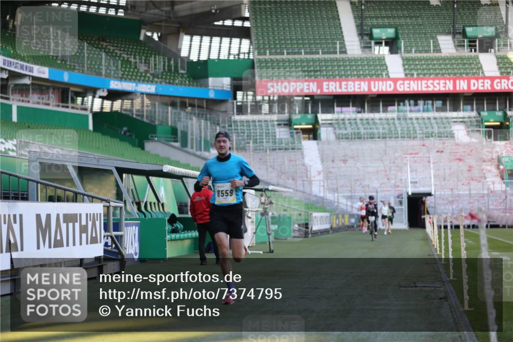 06.10.2024 - 19. swb-Marathon Bremen Yannick Fuchs http://msf.ph/oto/7374795 06.10.2024 10:16:29 Laufen im Stadion 7498, 8559 meine-sportfotos.de