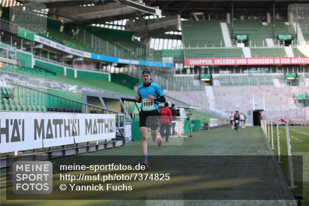 06.10.2024 - 19. swb-Marathon Bremen Yannick Fuchs http://msf.ph/oto/7374825 06.10.2024 10:16:29 Laufen im Stadion 7498, 8559 meine-sportfotos.de