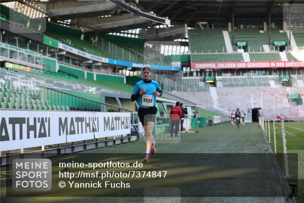 06.10.2024 - 19. swb-Marathon Bremen Yannick Fuchs http://msf.ph/oto/7374847 06.10.2024 10:16:29 Laufen im Stadion 7498, 8559 meine-sportfotos.de