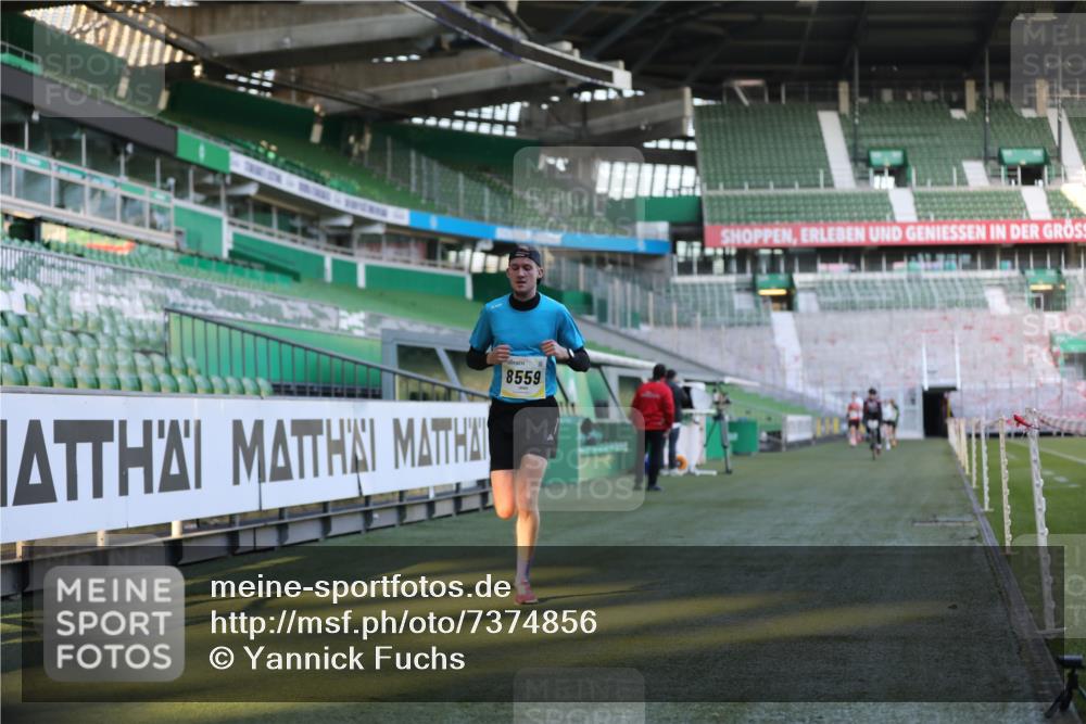 06.10.2024 - 19. swb-Marathon Bremen Yannick Fuchs http://msf.ph/oto/7374856 06.10.2024 10:16:30 Laufen im Stadion 7498, 8559 meine-sportfotos.de