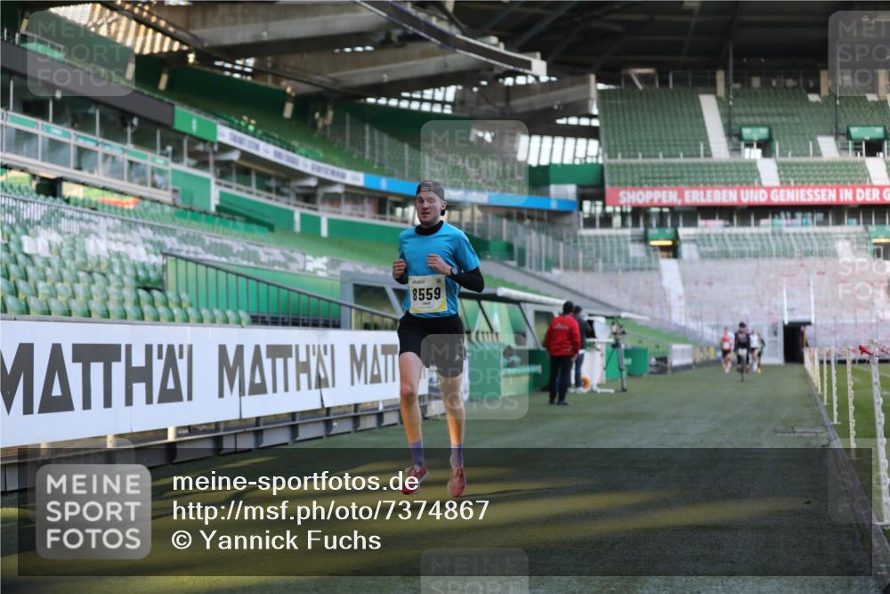 06.10.2024 - 19. swb-Marathon Bremen Yannick Fuchs http://msf.ph/oto/7374867 06.10.2024 10:16:30 Laufen im Stadion 7498, 8559 meine-sportfotos.de