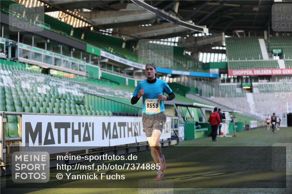 06.10.2024 - 19. swb-Marathon Bremen Yannick Fuchs http://msf.ph/oto/7374885 06.10.2024 10:16:30 Laufen im Stadion 7498, 8559 meine-sportfotos.de