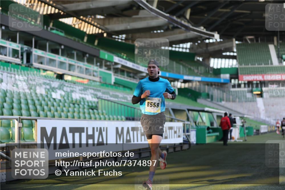 06.10.2024 - 19. swb-Marathon Bremen Yannick Fuchs http://msf.ph/oto/7374897 06.10.2024 10:16:30 Laufen im Stadion 7498, 8559 meine-sportfotos.de