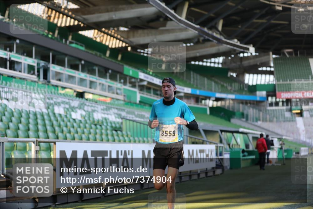 06.10.2024 - 19. swb-Marathon Bremen Yannick Fuchs http://msf.ph/oto/7374904 06.10.2024 10:16:30 Laufen im Stadion 7498, 8559 meine-sportfotos.de