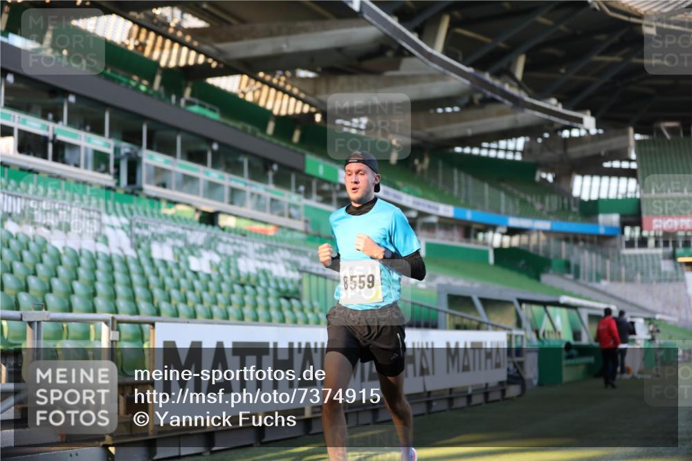 06.10.2024 - 19. swb-Marathon Bremen Yannick Fuchs http://msf.ph/oto/7374915 06.10.2024 10:16:30 Laufen im Stadion 7498, 8559 meine-sportfotos.de