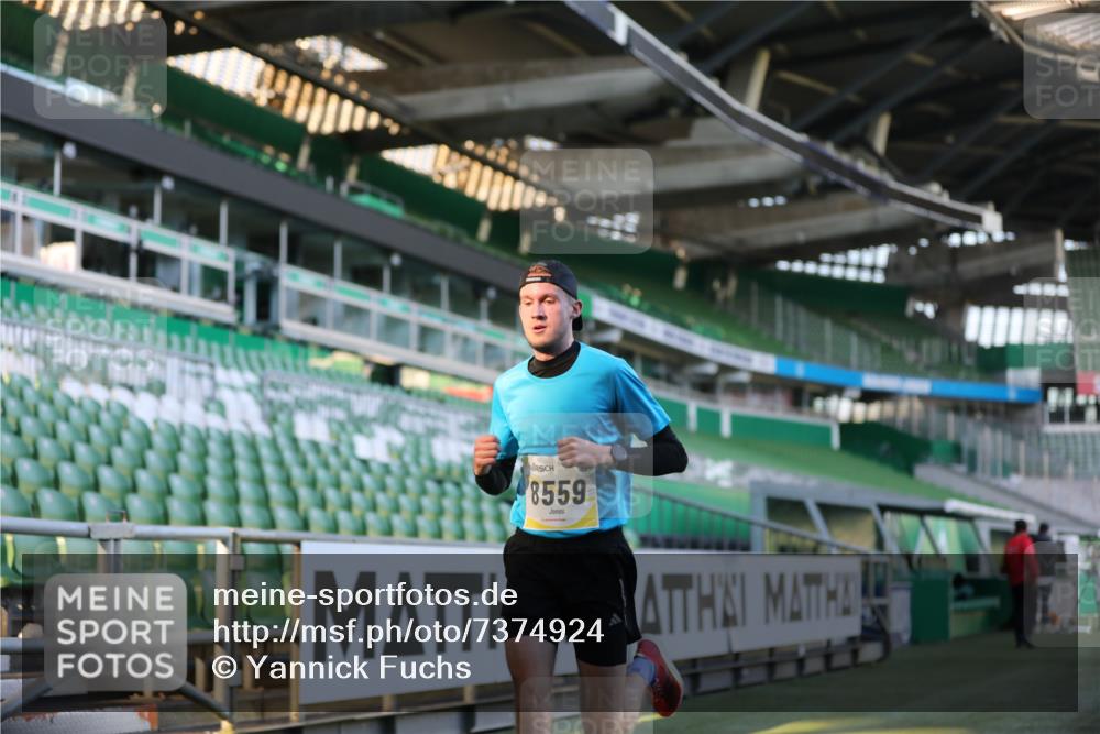 06.10.2024 - 19. swb-Marathon Bremen Yannick Fuchs http://msf.ph/oto/7374924 06.10.2024 10:16:31 Laufen im Stadion 7498, 8559 meine-sportfotos.de