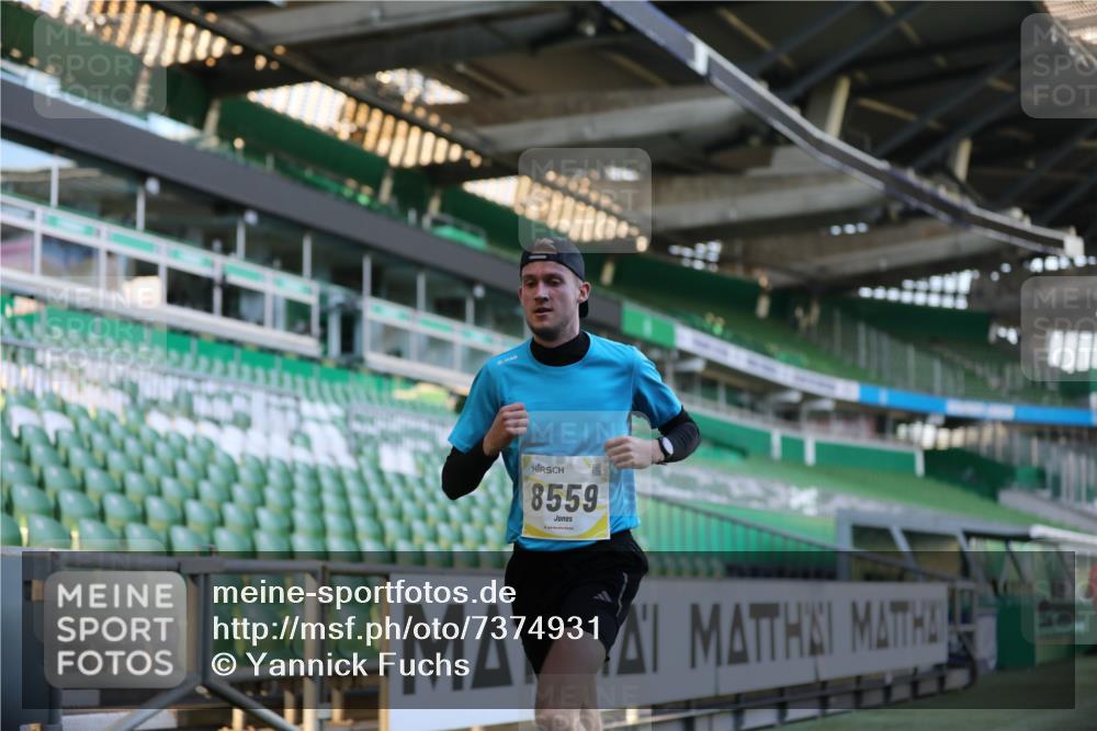 06.10.2024 - 19. swb-Marathon Bremen Yannick Fuchs http://msf.ph/oto/7374931 06.10.2024 10:16:31 Laufen im Stadion 7498, 8559 meine-sportfotos.de