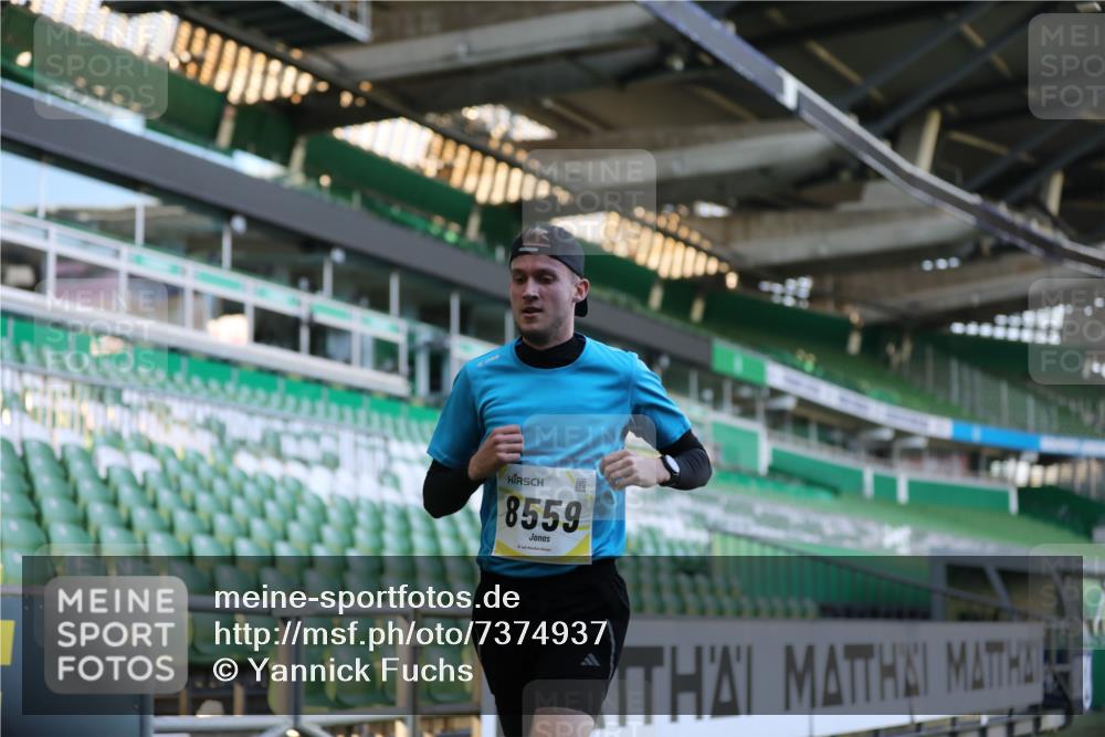 06.10.2024 - 19. swb-Marathon Bremen Yannick Fuchs http://msf.ph/oto/7374937 06.10.2024 10:16:31 Laufen im Stadion 7498, 8559 meine-sportfotos.de