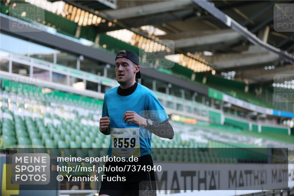 06.10.2024 - 19. swb-Marathon Bremen Yannick Fuchs http://msf.ph/oto/7374940 06.10.2024 10:16:31 Laufen im Stadion 7498, 8559 meine-sportfotos.de