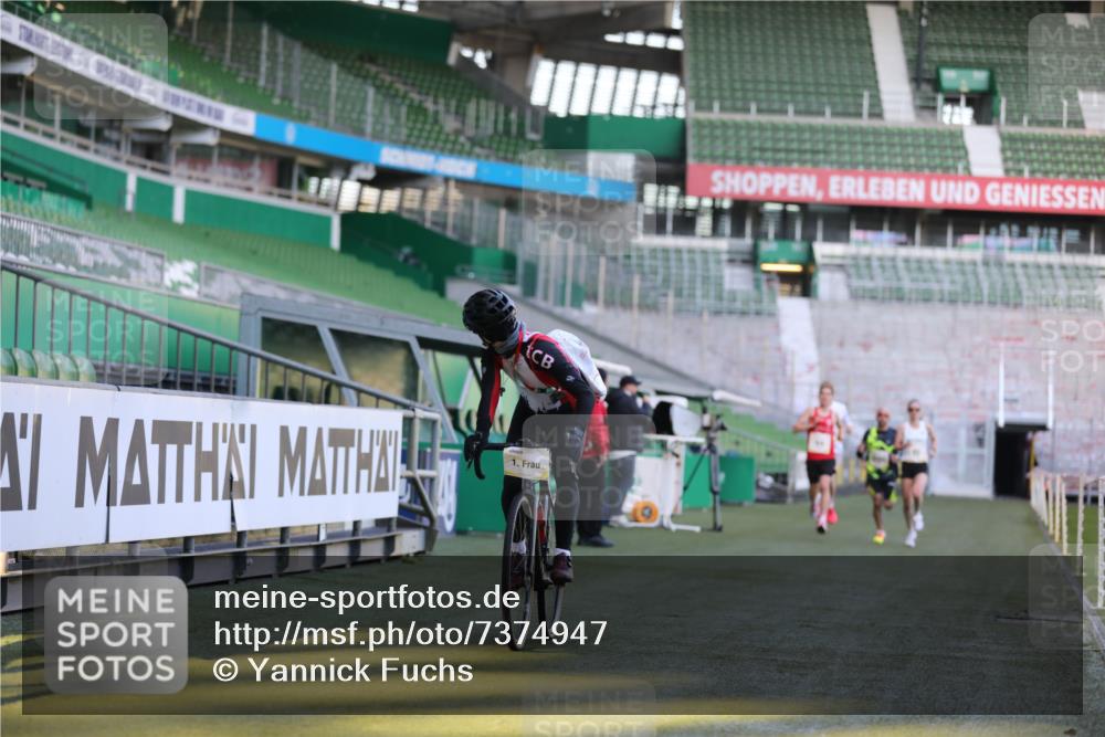 06.10.2024 - 19. swb-Marathon Bremen Yannick Fuchs http://msf.ph/oto/7374947 06.10.2024 10:16:37 Laufen im Stadion 44, 51, 7498, 8080, 8559 meine-sportfotos.de