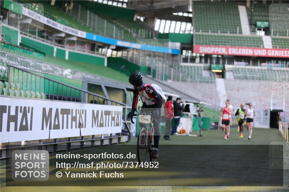 06.10.2024 - 19. swb-Marathon Bremen Yannick Fuchs http://msf.ph/oto/7374952 06.10.2024 10:16:37 Laufen im Stadion 44, 51, 7498, 8080, 8559 meine-sportfotos.de