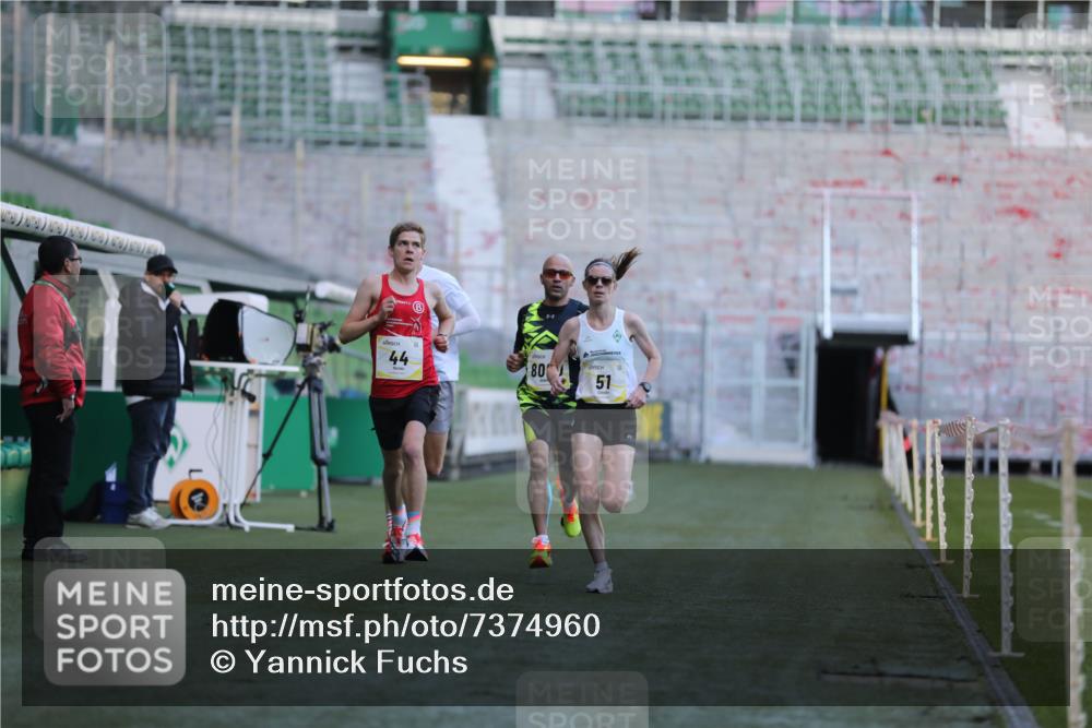 06.10.2024 - 19. swb-Marathon Bremen Yannick Fuchs http://msf.ph/oto/7374960 06.10.2024 10:16:39 Laufen im Stadion 44, 51, 7498, 8080, 8559, 8600 meine-sportfotos.de