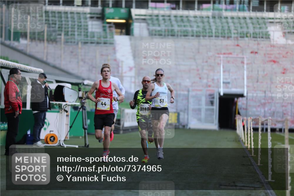 06.10.2024 - 19. swb-Marathon Bremen Yannick Fuchs http://msf.ph/oto/7374965 06.10.2024 10:16:39 Laufen im Stadion 44, 51, 7498, 8080, 8559, 8600 meine-sportfotos.de