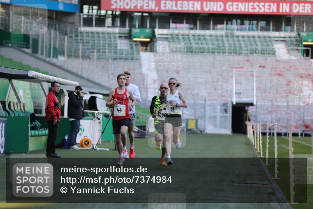 06.10.2024 - 19. swb-Marathon Bremen Yannick Fuchs http://msf.ph/oto/7374984 06.10.2024 10:16:39 Laufen im Stadion 44, 51, 7498, 8080, 8559, 8600 meine-sportfotos.de