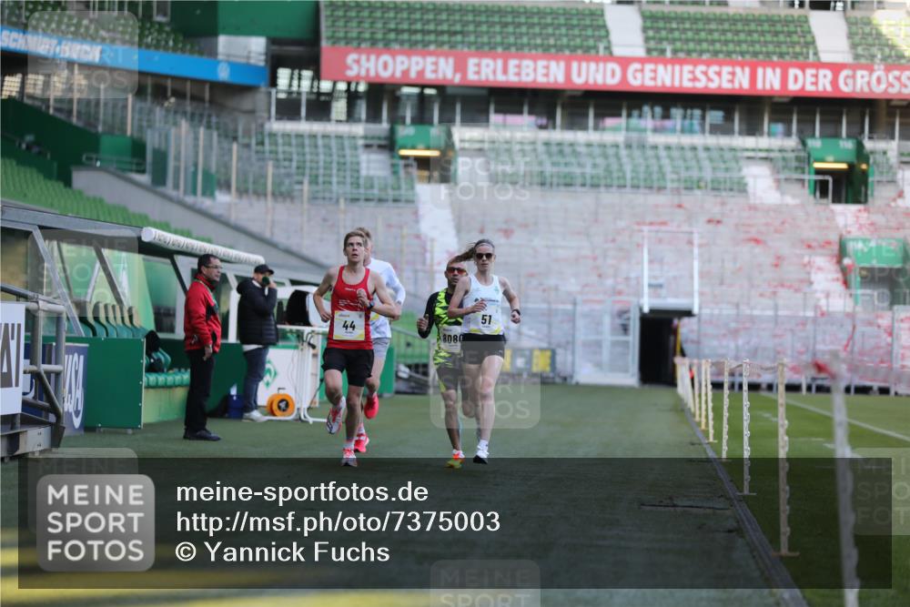 06.10.2024 - 19. swb-Marathon Bremen Yannick Fuchs http://msf.ph/oto/7375003 06.10.2024 10:16:40 Laufen im Stadion 44, 51, 7498, 8080, 8559, 8600 meine-sportfotos.de