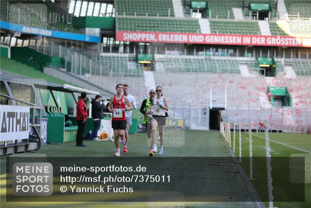 06.10.2024 - 19. swb-Marathon Bremen Yannick Fuchs http://msf.ph/oto/7375011 06.10.2024 10:16:40 Laufen im Stadion 44, 51, 7498, 8080, 8559, 8600 meine-sportfotos.de