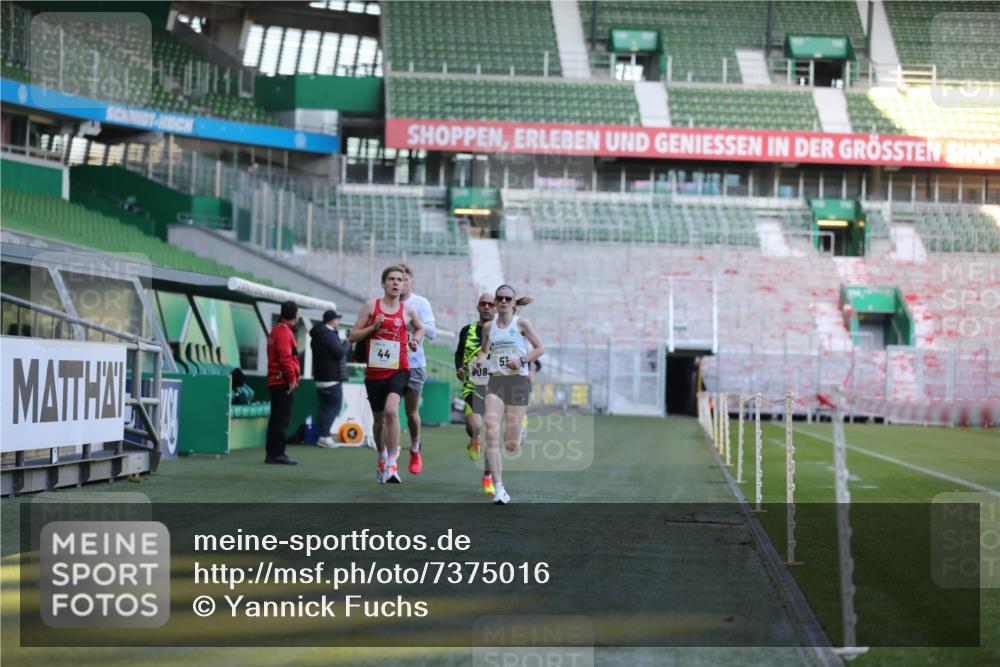 06.10.2024 - 19. swb-Marathon Bremen Yannick Fuchs http://msf.ph/oto/7375016 06.10.2024 10:16:40 Laufen im Stadion 44, 51, 7498, 8080, 8559, 8600 meine-sportfotos.de