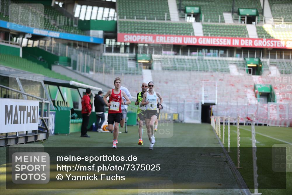 06.10.2024 - 19. swb-Marathon Bremen Yannick Fuchs http://msf.ph/oto/7375025 06.10.2024 10:16:40 Laufen im Stadion 44, 51, 7498, 8080, 8559, 8600 meine-sportfotos.de
