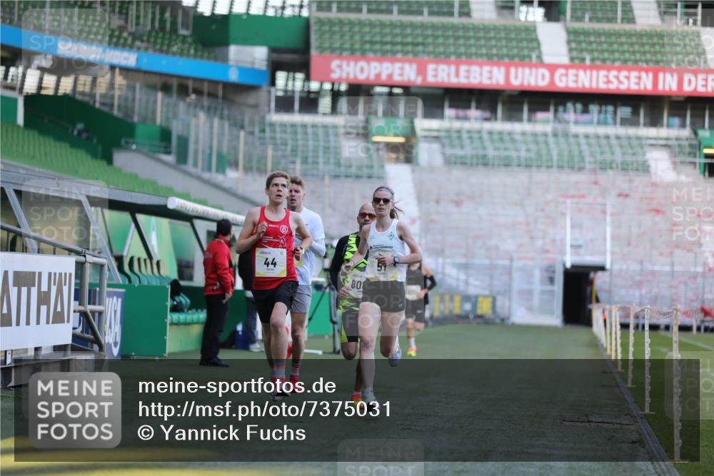 06.10.2024 - 19. swb-Marathon Bremen Yannick Fuchs http://msf.ph/oto/7375031 06.10.2024 10:16:41 Laufen im Stadion 44, 51, 7498, 8080, 8211, 8559, 8600 meine-sportfotos.de