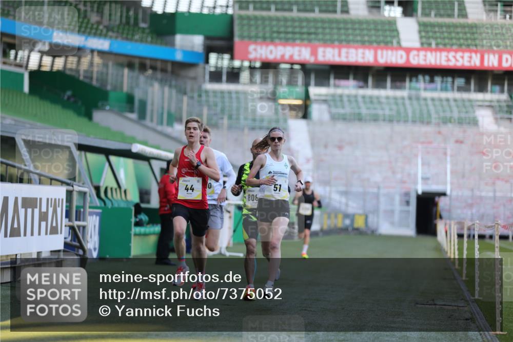 06.10.2024 - 19. swb-Marathon Bremen Yannick Fuchs http://msf.ph/oto/7375052 06.10.2024 10:16:41 Laufen im Stadion 44, 51, 7498, 8080, 8211, 8559, 8600 meine-sportfotos.de
