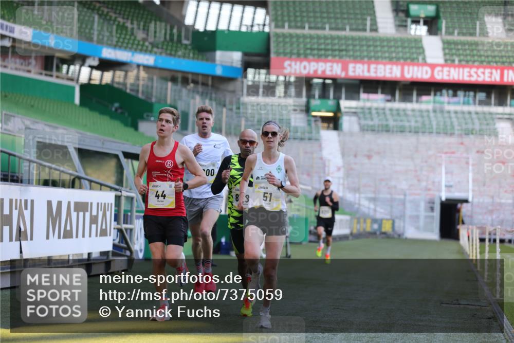 06.10.2024 - 19. swb-Marathon Bremen Yannick Fuchs http://msf.ph/oto/7375059 06.10.2024 10:16:42 Laufen im Stadion 44, 51, 7498, 8080, 8211, 8559, 8600 meine-sportfotos.de