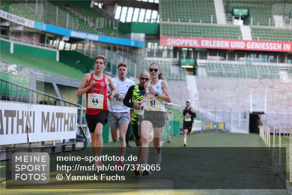 06.10.2024 - 19. swb-Marathon Bremen Yannick Fuchs http://msf.ph/oto/7375065 06.10.2024 10:16:42 Laufen im Stadion 44, 51, 7498, 8080, 8211, 8559, 8600 meine-sportfotos.de