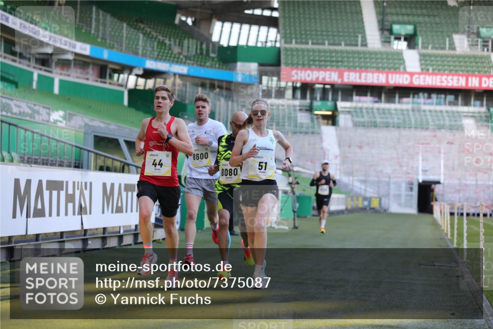 06.10.2024 - 19. swb-Marathon Bremen Yannick Fuchs http://msf.ph/oto/7375087 06.10.2024 10:16:42 Laufen im Stadion 44, 51, 7498, 8080, 8211, 8559, 8600 meine-sportfotos.de