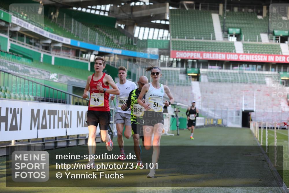 06.10.2024 - 19. swb-Marathon Bremen Yannick Fuchs http://msf.ph/oto/7375101 06.10.2024 10:16:43 Laufen im Stadion 44, 51, 7498, 8080, 8211, 8559, 8600 meine-sportfotos.de