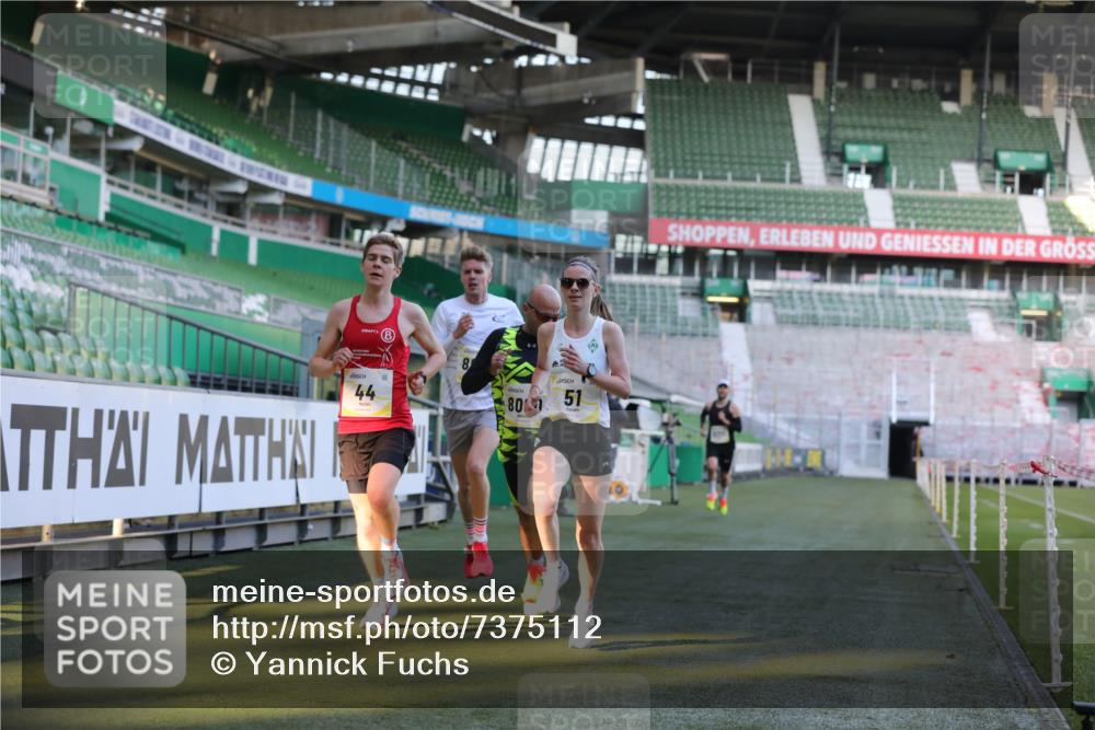 06.10.2024 - 19. swb-Marathon Bremen Yannick Fuchs http://msf.ph/oto/7375112 06.10.2024 10:16:43 Laufen im Stadion 44, 51, 7498, 8080, 8211, 8559, 8600 meine-sportfotos.de
